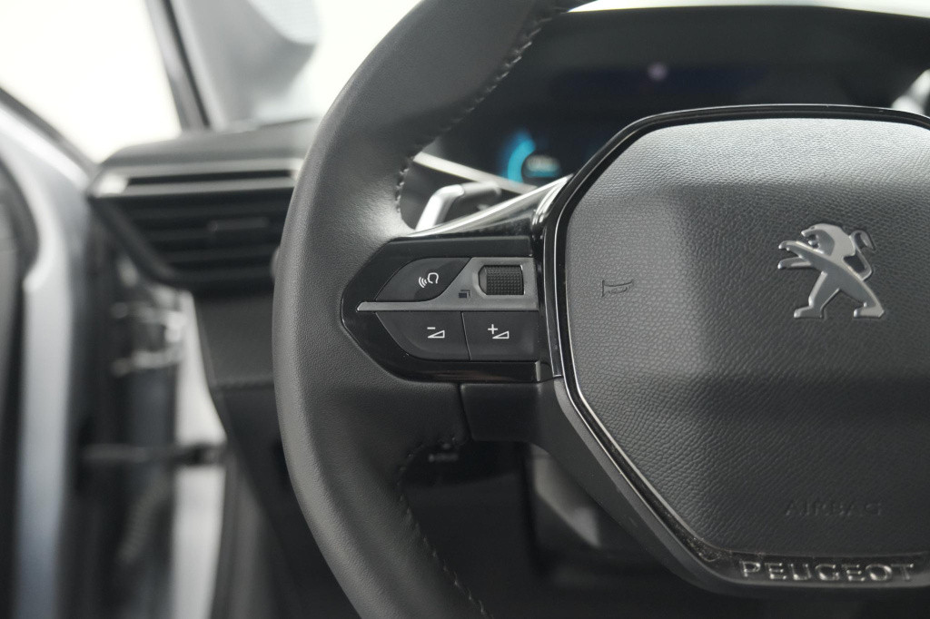 Peugeot 208 puretech 100 eat8 allure pack | camera | apple carplay | parkee