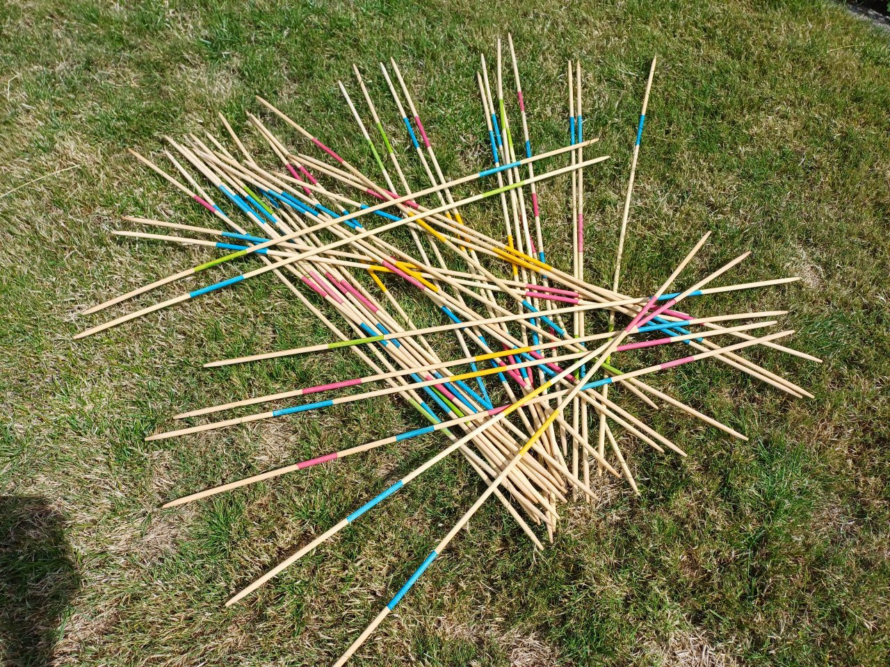 Mikado buiten grote stokken