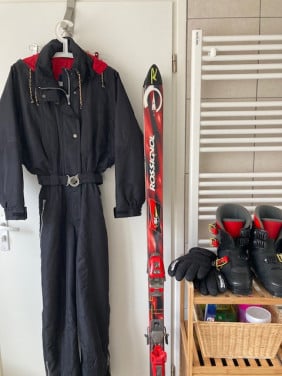 Complete ski-outfit: ski's, stokken, schoenen, handschoenen, skipak