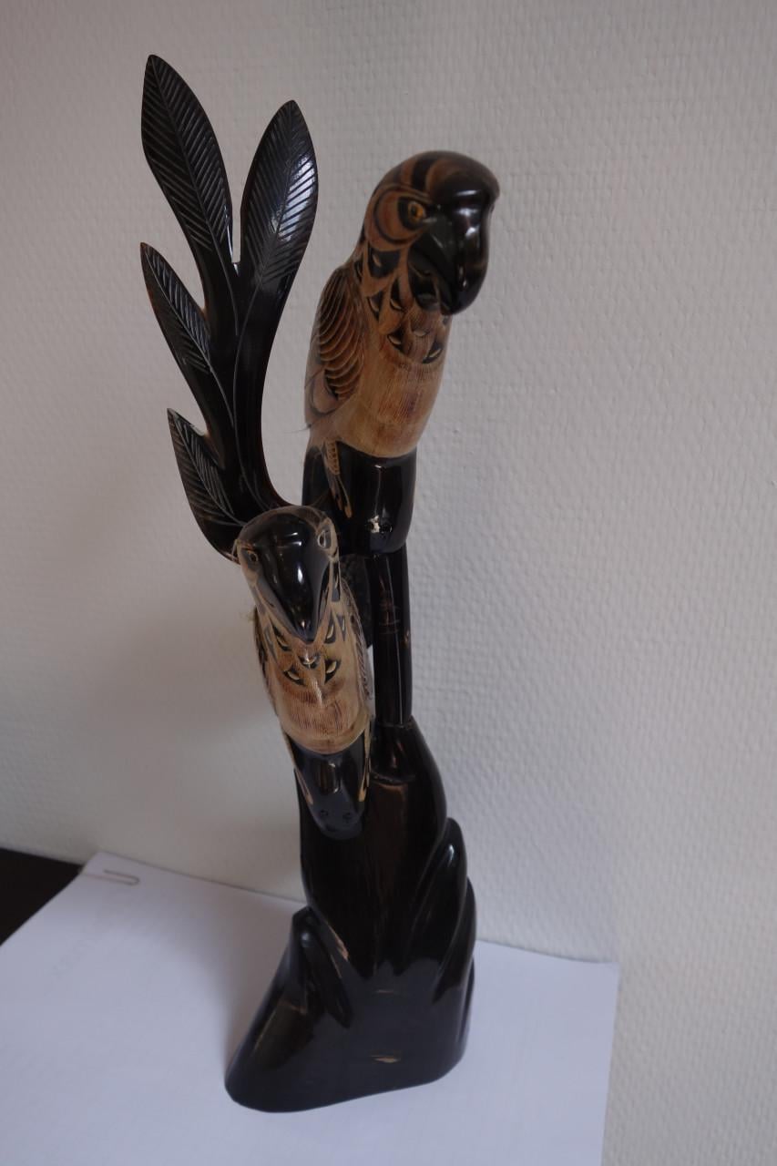 Heel mooi gesneden kunstwerk uit buffelhoorn  hoogte 39.5 cm