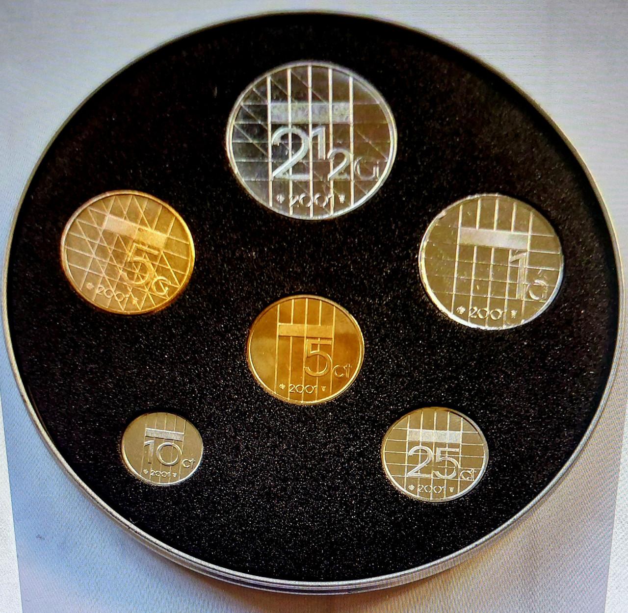Metalen doos 2001 herdenkings set met munten