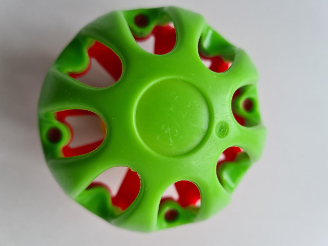 Deze vrolijke PlayGo rammelbal is perfect voor kleine handjes!