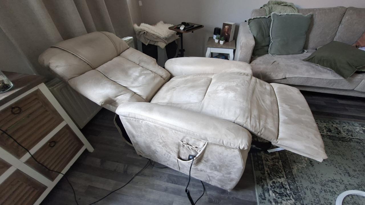 Relaxfauteuil (sta-op functie) in nieuwstaat en 2 stoeltjes in retro stijl