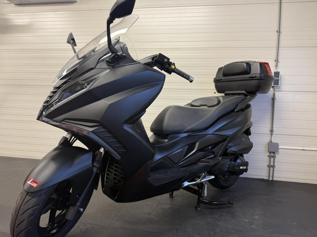 Jonge Mash Belena 300 motorscooter slechts 2100km oud!