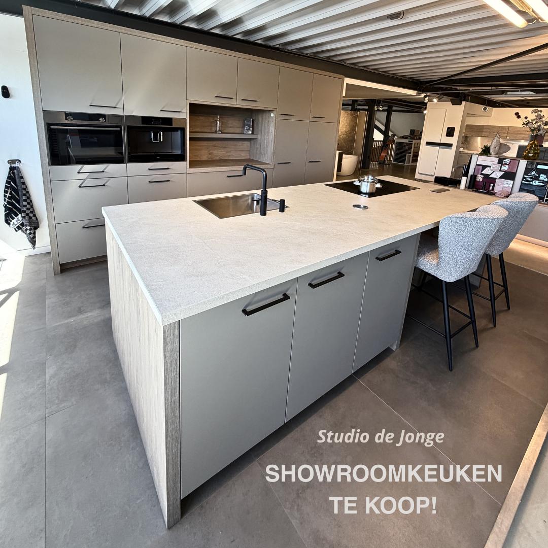 Luxe showroomkeuken met kookeiland