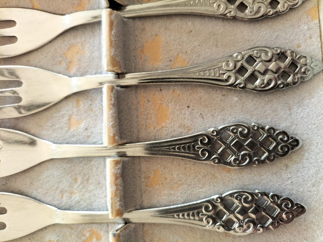 Mooie gebaksvorkjes in doos