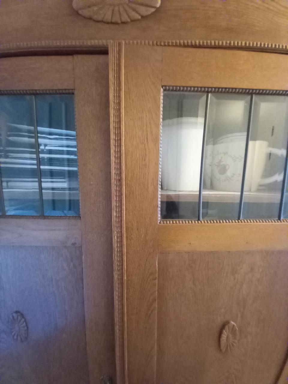 Vintage linnenkast met deuren met ruitjes