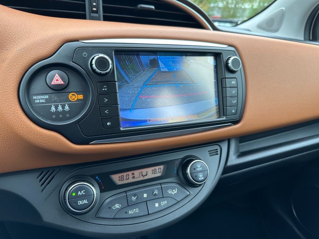 Toyota Yaris 1.3 vvt-i style automaat camera cruise control navi bluetoo