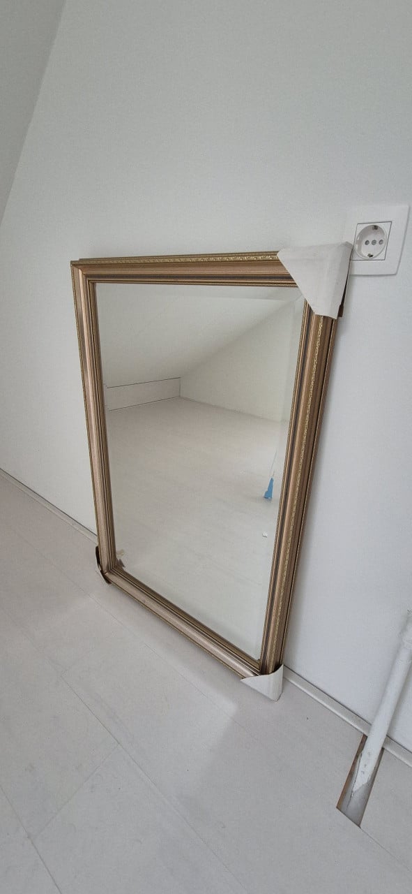 Te koop: 2 mooie spiegels met sierlijke lijst