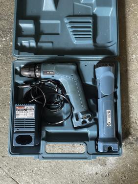 Te koop Makita boormachine en lamp 7,2 volt