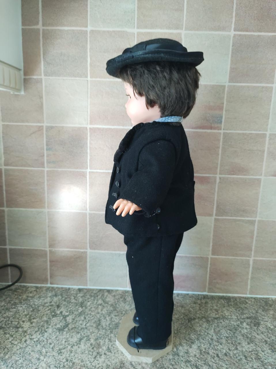 Prachtige pop. Zeeuwse of Walcherse boer op klederdracht. Zeeuwse knopen.