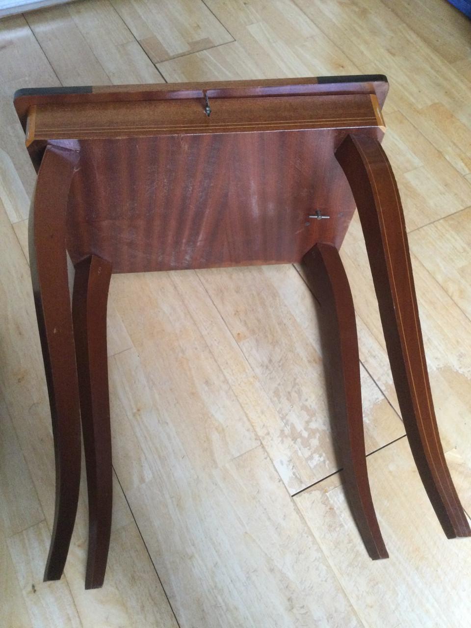 Tafeltje met speeldoosje