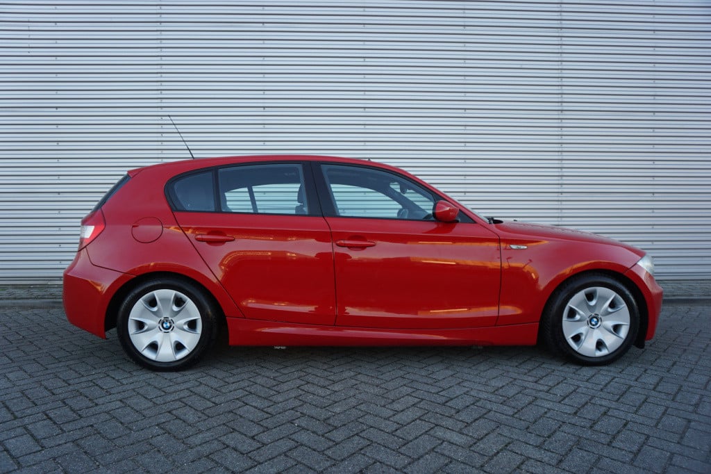 BMW 1 Serie 120i executive automaat - climate / navi / pano / cruise / park