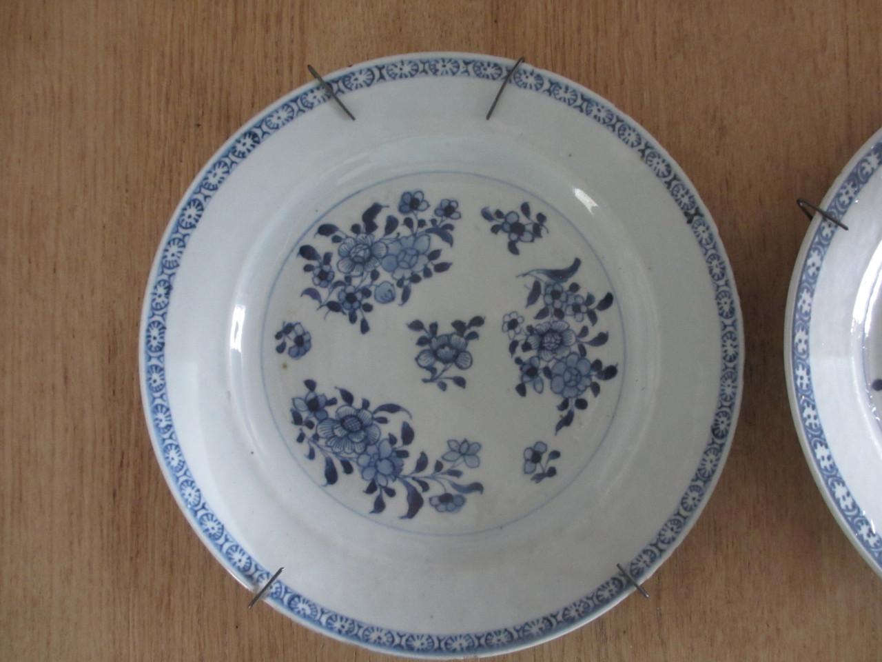 2 oude blauw-witte porseleinen borden – handgeschilderd – ca. 23,5 cm