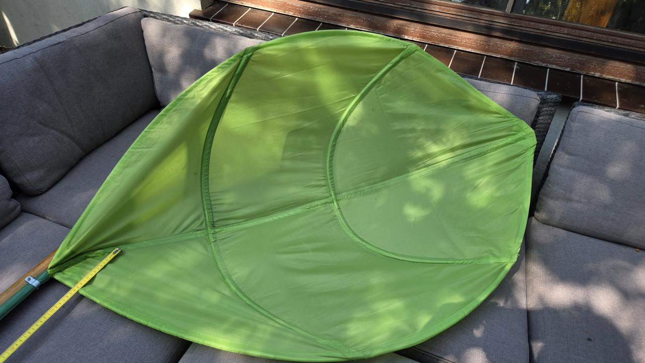 Unieke groene bladparasol op bamboestok