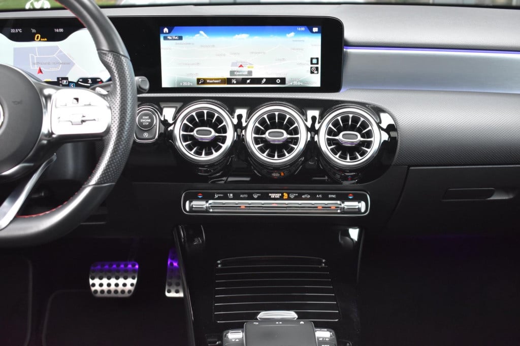 Mercedes-Benz A-Klasse 180 amg night | sfeerverlichting | panoramadak | app