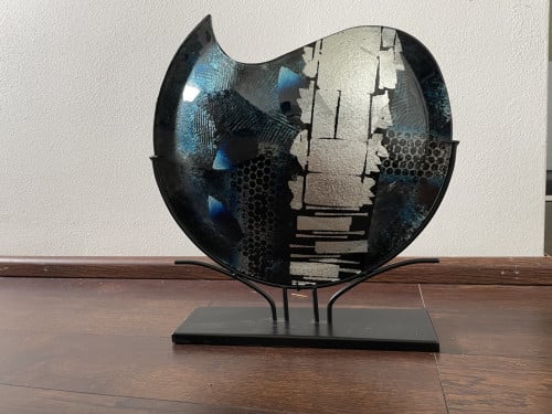Blauw/zwart/grijs glas op standaard kunstvaas
