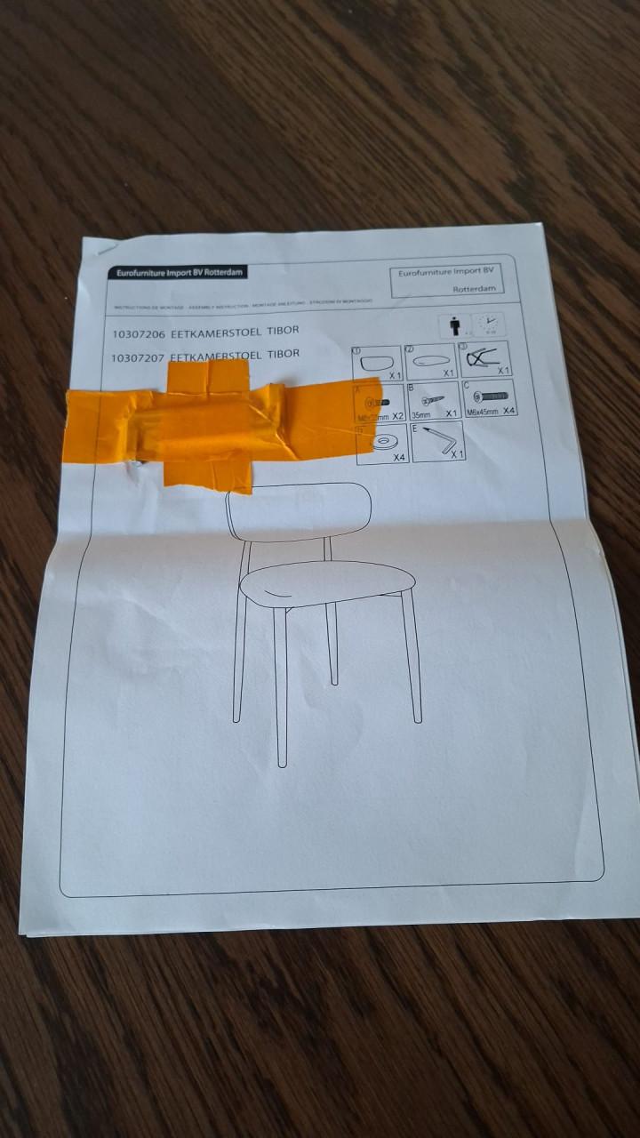 Vier beige eetkamerstoelen