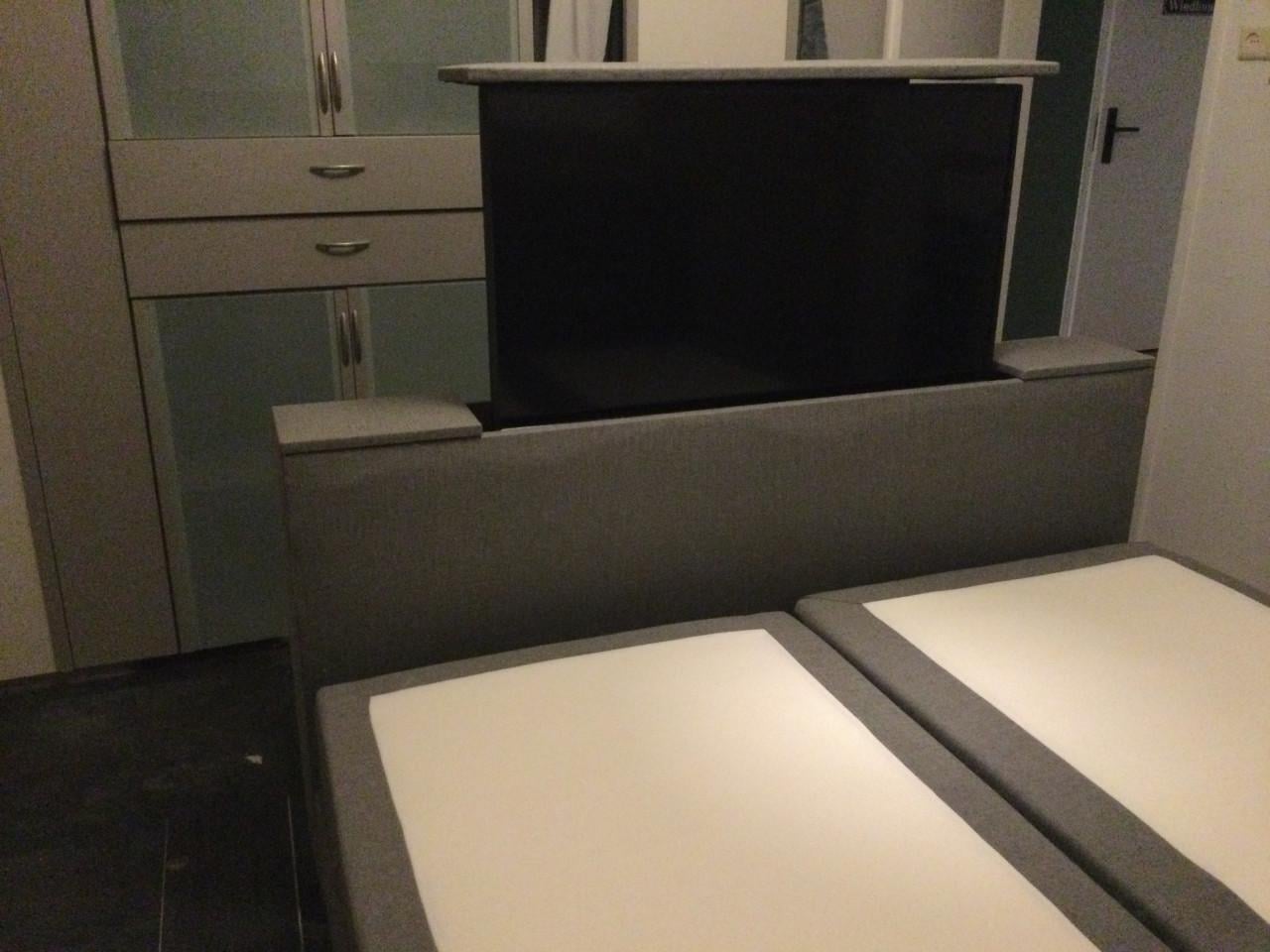 Boxspring met TV lift meubel