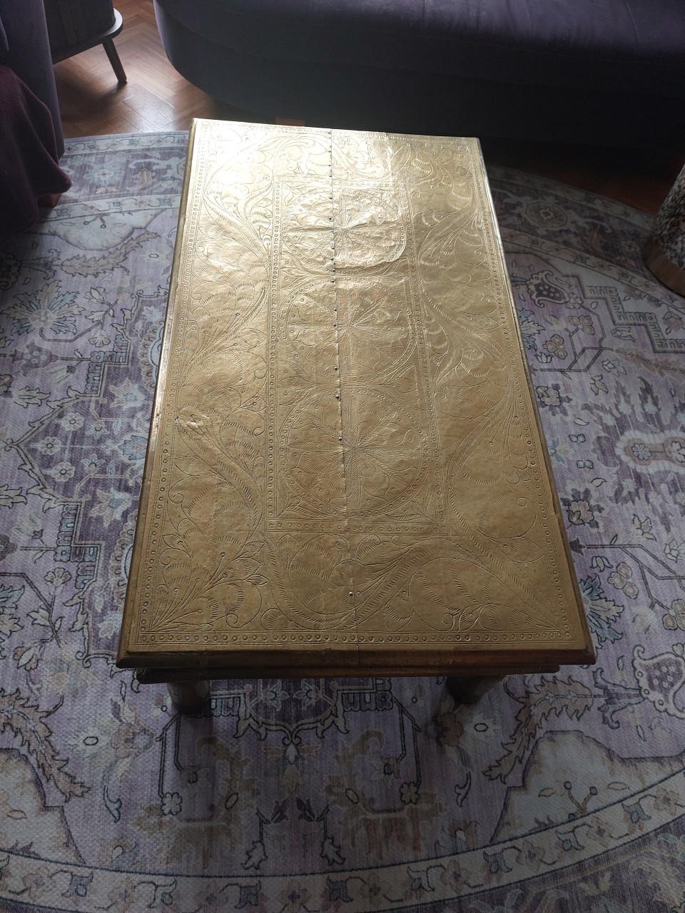 Unieke salontafel ! massief hout volledig  bekleed met handbewerkt messing