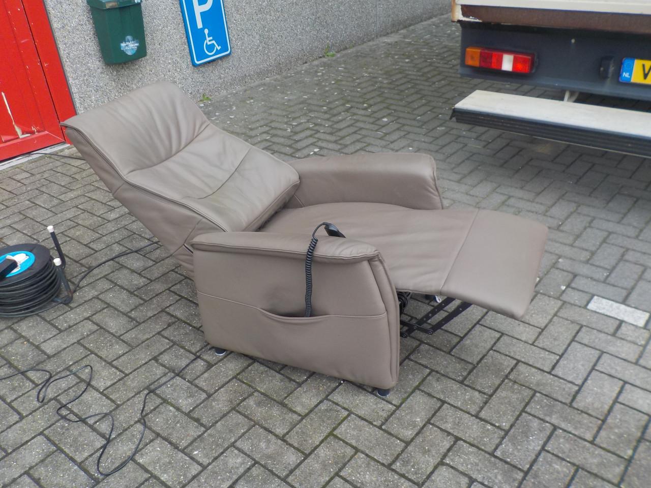 Elektrische leren sta-op relax fateuil met 2 motoren in zeer goede staat