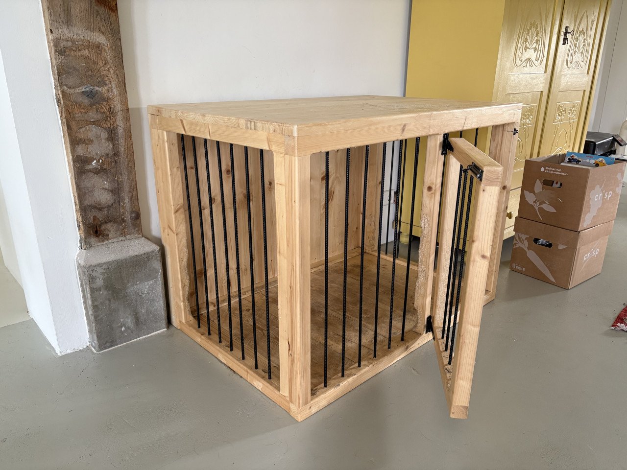 Handgemaakte houten hondenbench