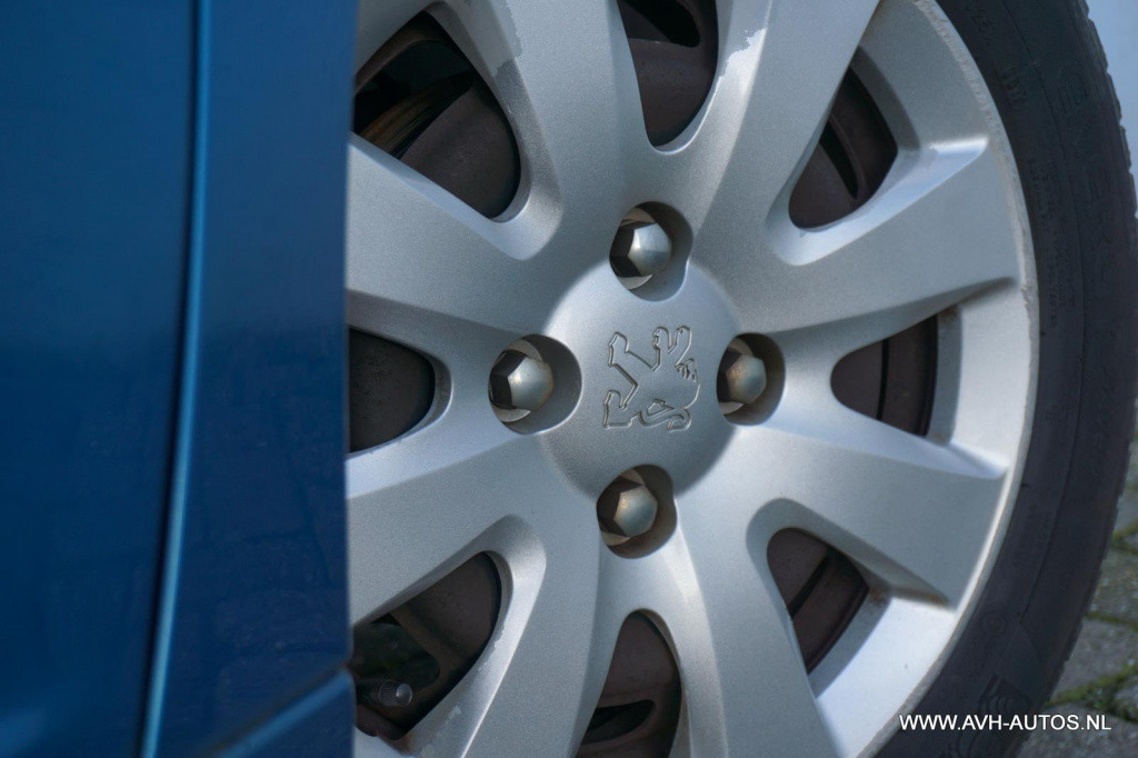 Peugeot 207 1.4-16v color-line