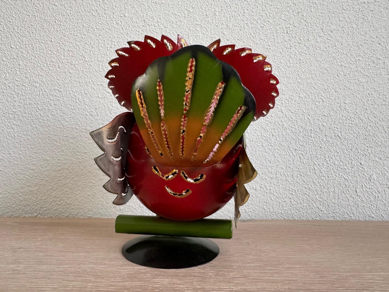 Handgemaakte, kleurrijke uil van gerecycled blik