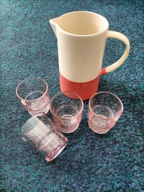 Leuke karaf of sapkan/waterkan van keramiek. Wit crème met rood en 4 glazen