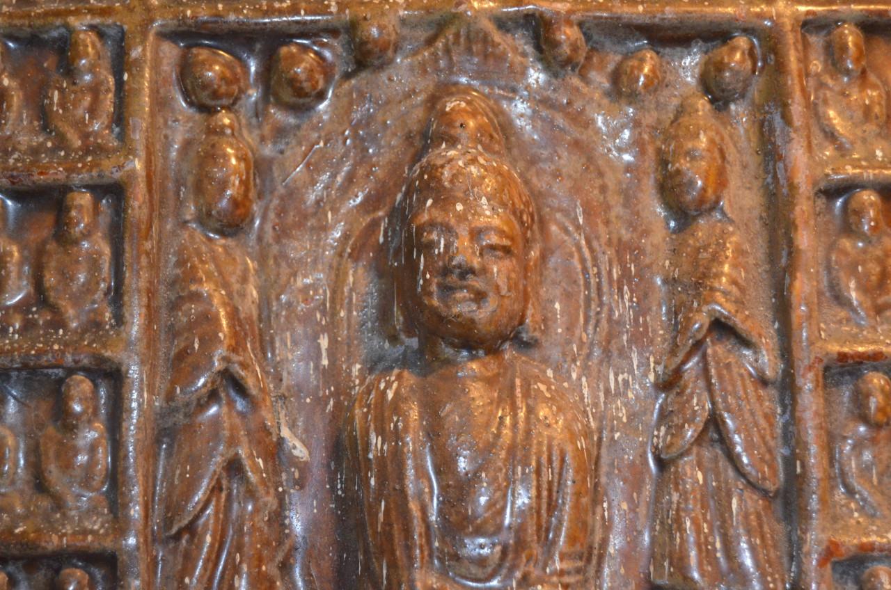 Aardewerk reliëftegel Birma / Burma 18e /19e eeuw met daarop een Boedha