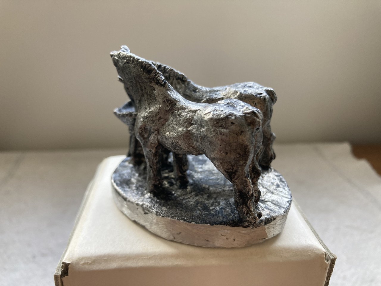 Gegoten aluminium beeldjes van paarden