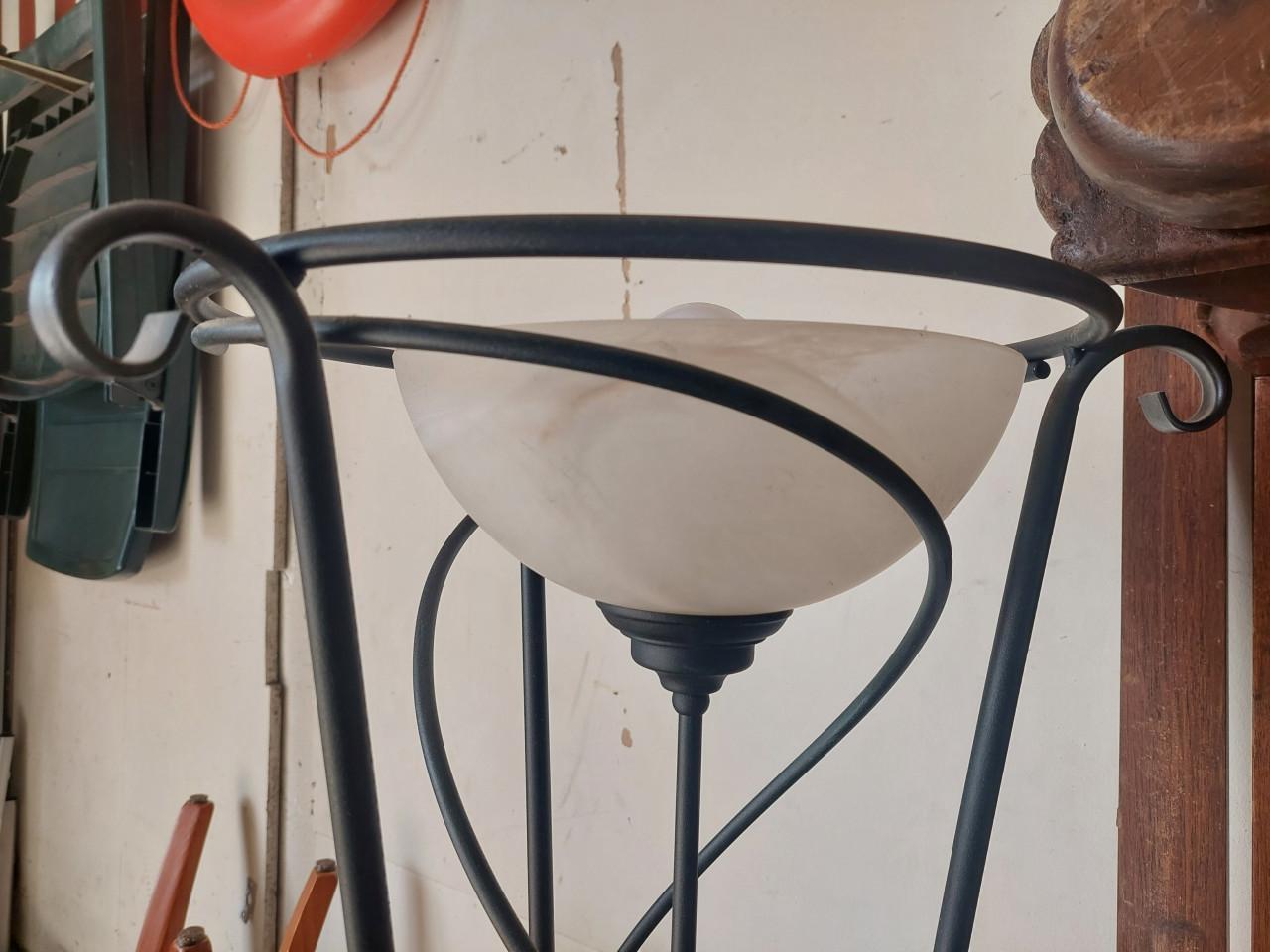 Stijlvolle staande lamp met glazen kap