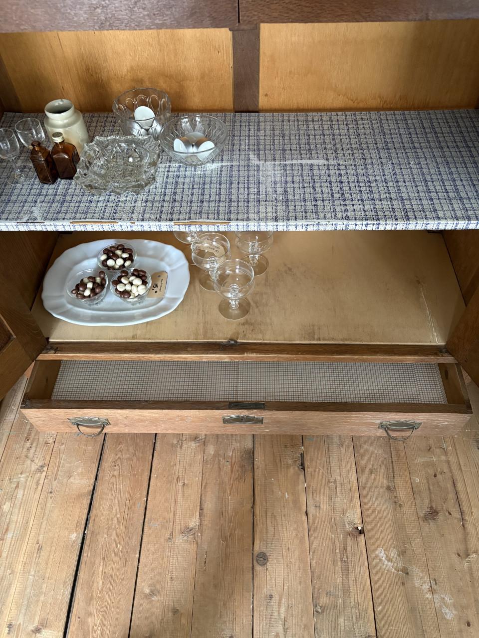 Oude kast met 2 deuren en spiegeltjes