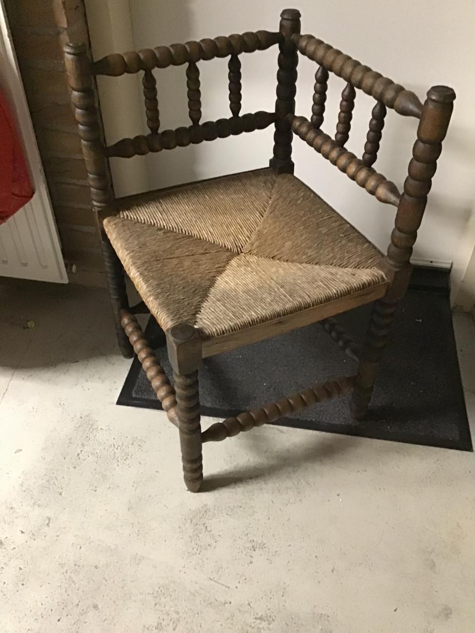 Hoekstoeltje oud / brocante