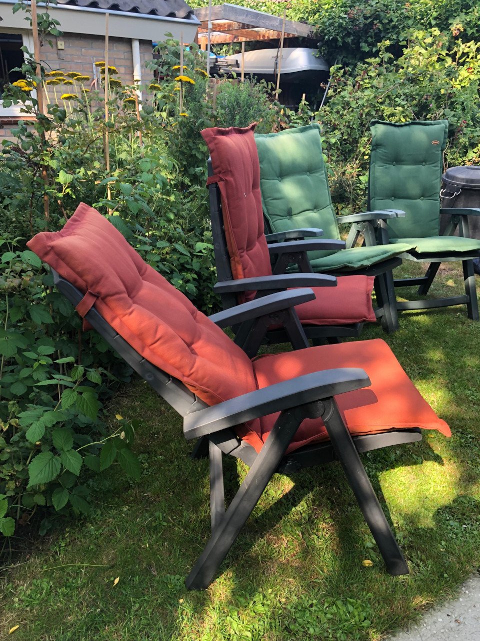 Gratis op te halen: 4 tuinstoelen met kussens