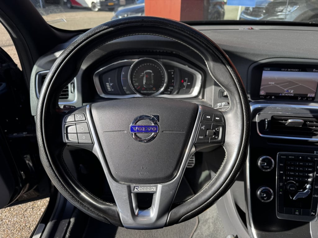 Volvo V60 2.0 t3 r-design | trekhaak | on-call | 18" lmv