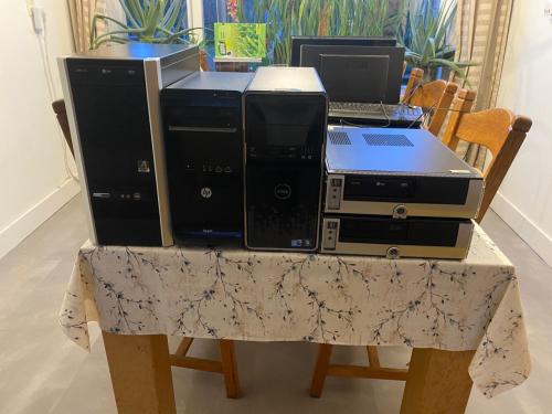 5 werkende pc's, 3 monitoren en 7 toetsenborden