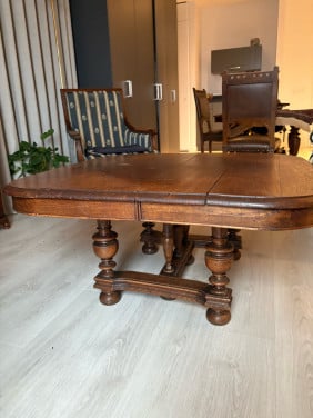 Klassieke houten eettafel