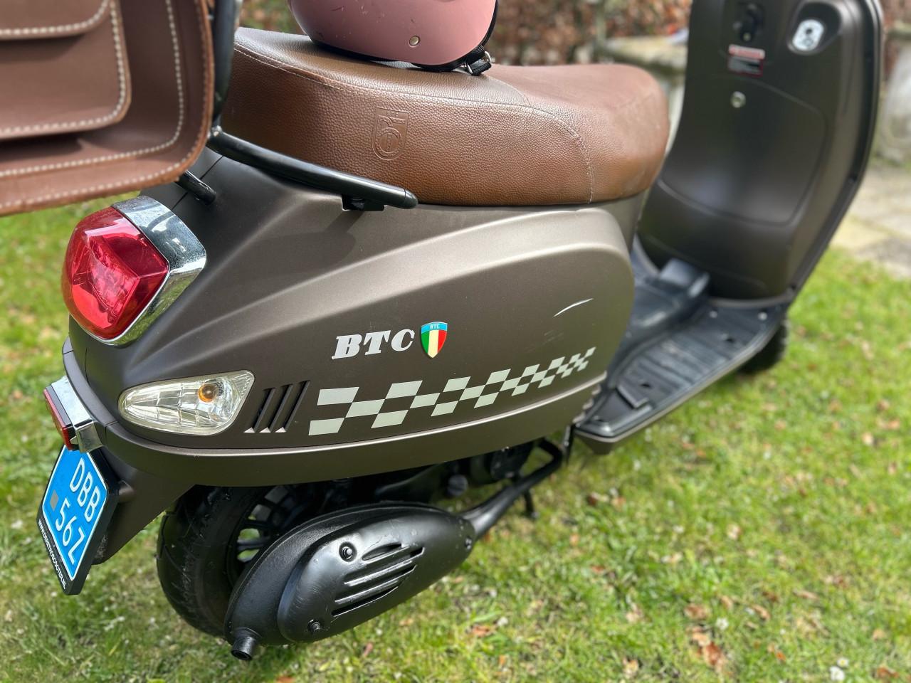 Te koop: BTC RIVA Retro Scooter met windscherm – stijlvolle verschijning!