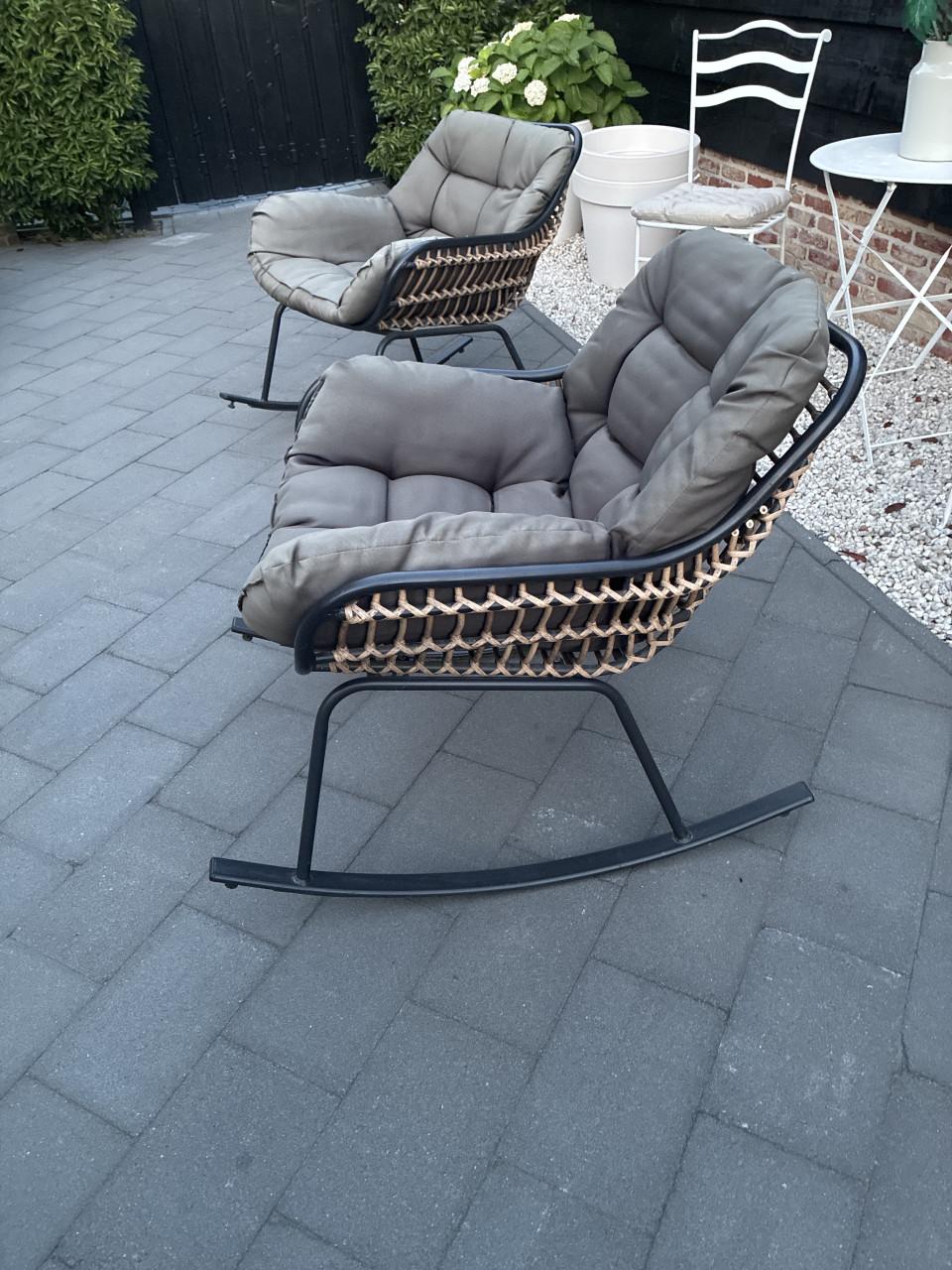 2 leuke schommelstoelen.