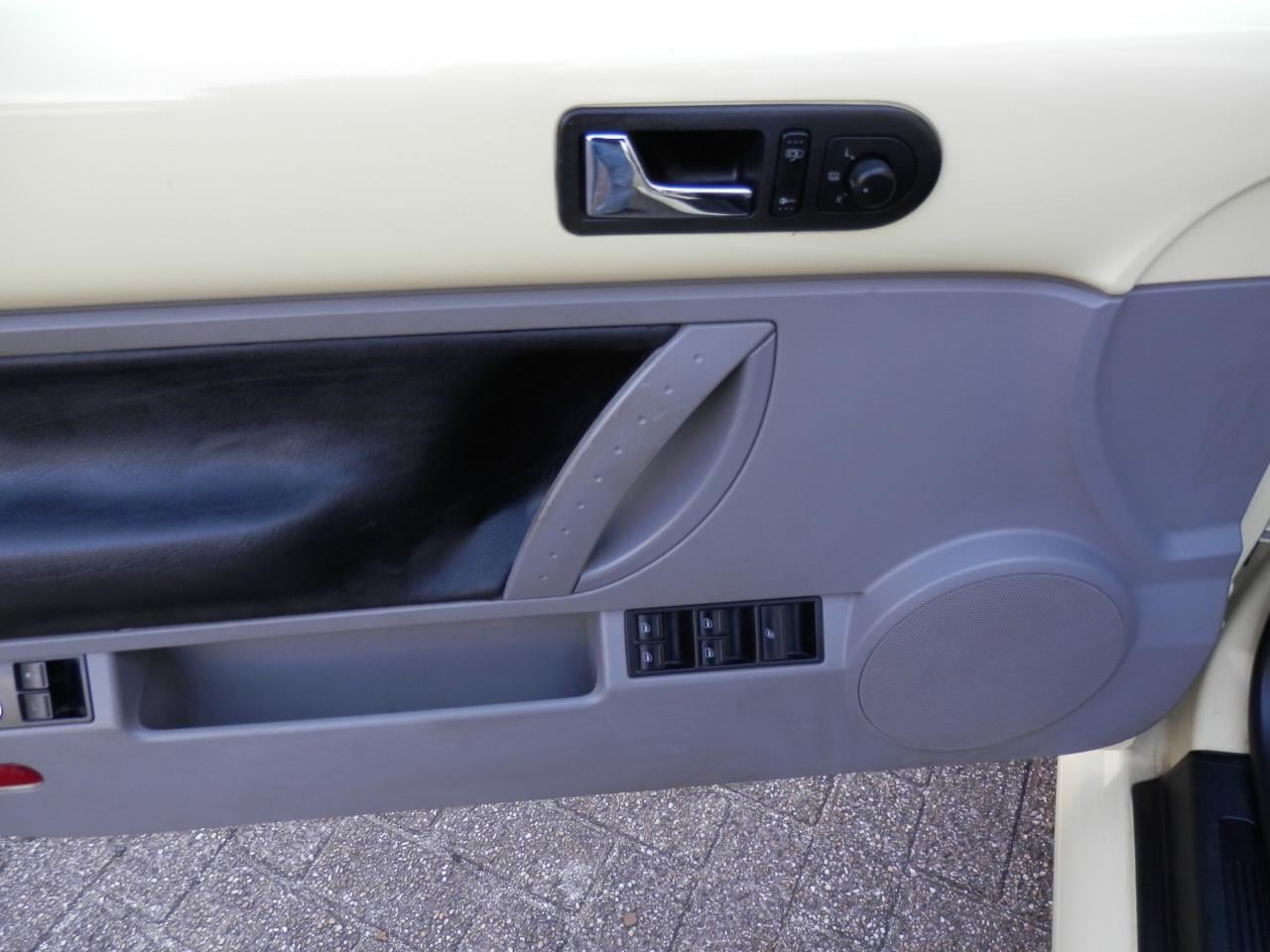 Auto Garant Biedt Aan: Volkswagen Beetle (new) 1.6 Cabrio