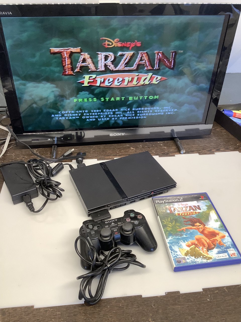 PlayStation 2 slim ( PS2 ) zwart. Met voeding en AV kabel. Met 1 controller