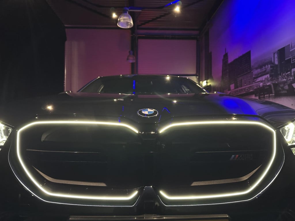 BMW M5 5-serie *limousine v8 m hybrid*carbon extr*b&w*alcantarahemel*nl-aut