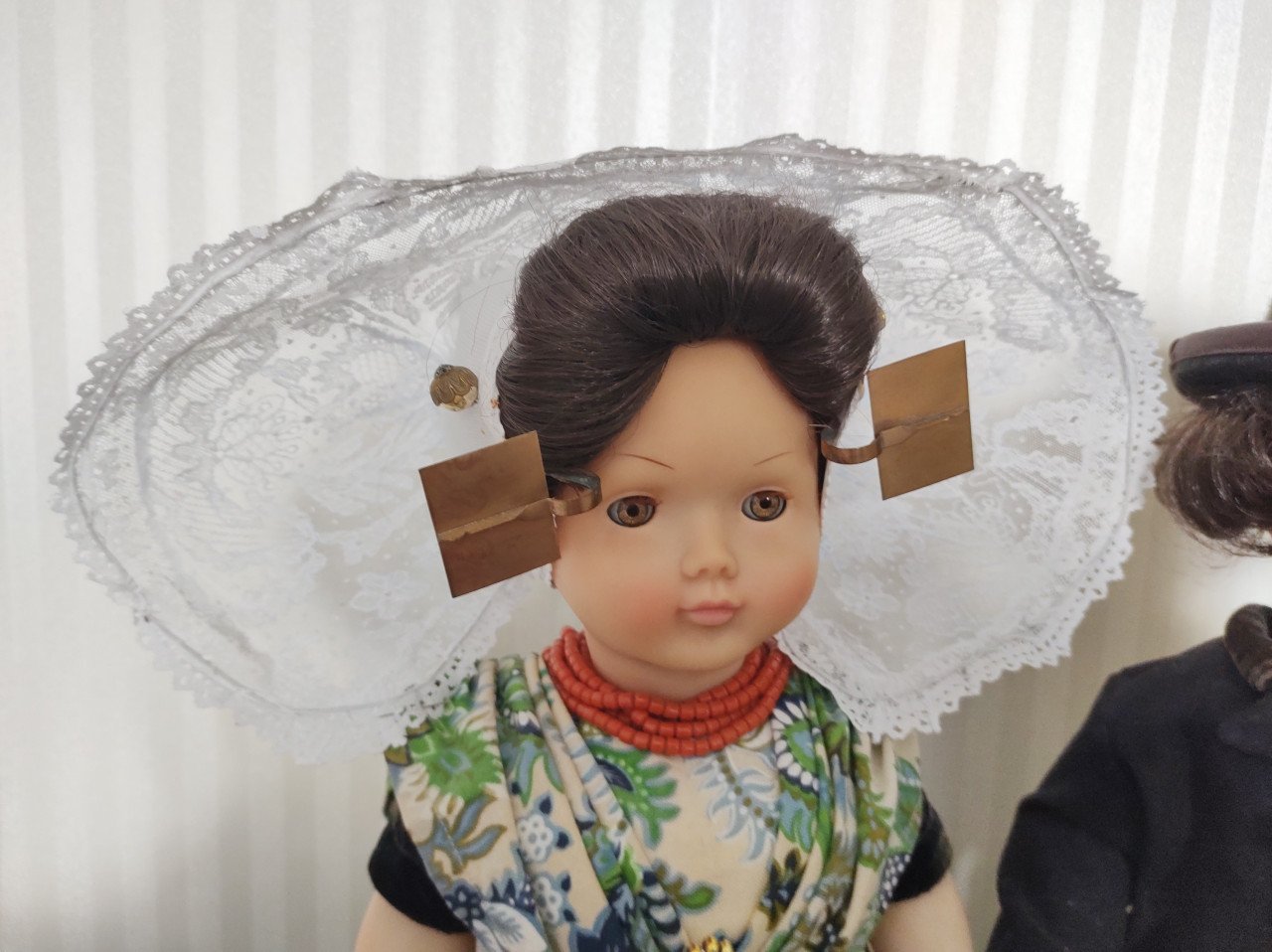 Stel mooie poppen in originele Zuid-Bevelandse klederdracht