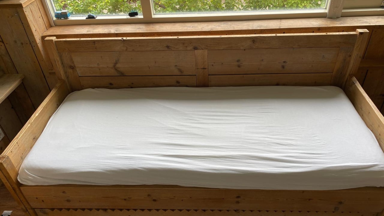 Steigerhouten bed