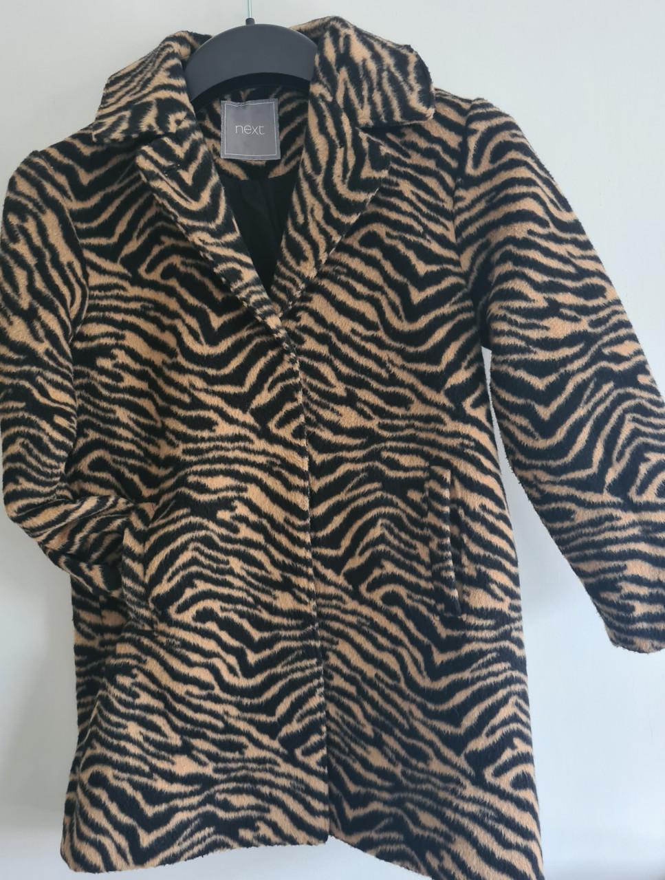 Zwart ,beige zebraprint zachte jas van Next  Maat 122