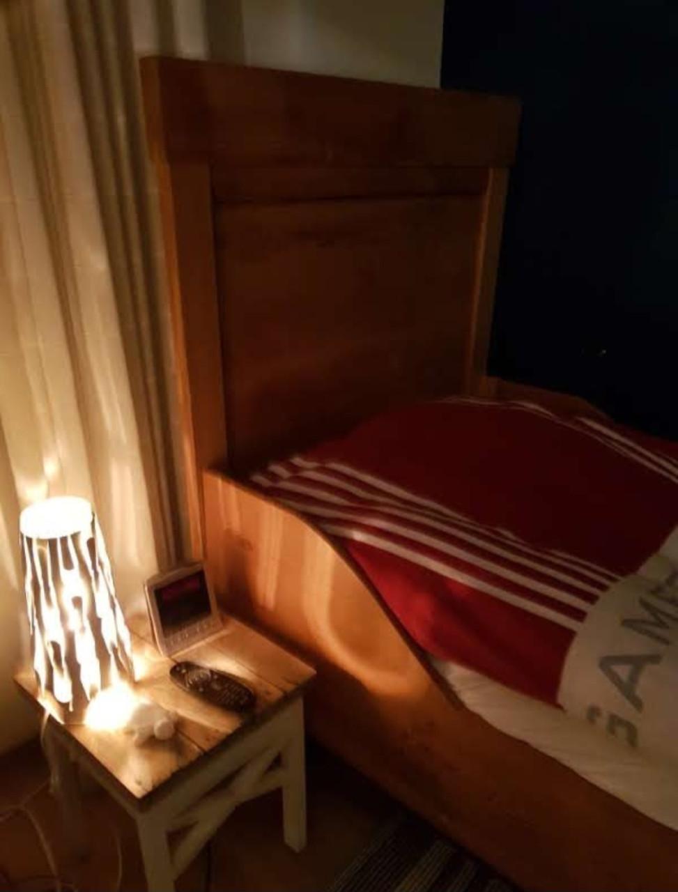 Prachtig antiek houten eenpersoonsbed met lattenbodem
