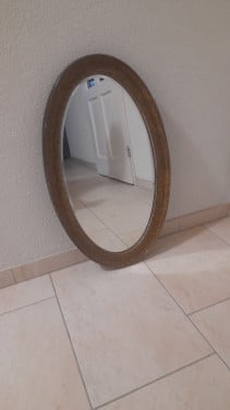 Mooie ovalen vintage spiegel  70 x 41 (in goede nette staat )