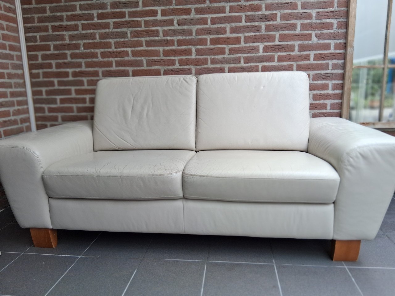 Gratis !!!! lederen lounchebank off-white (Montel) 2-3 zits