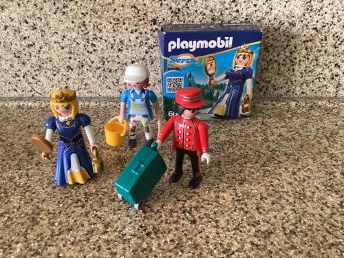 3 verschillende poppetjes met toebehoren.